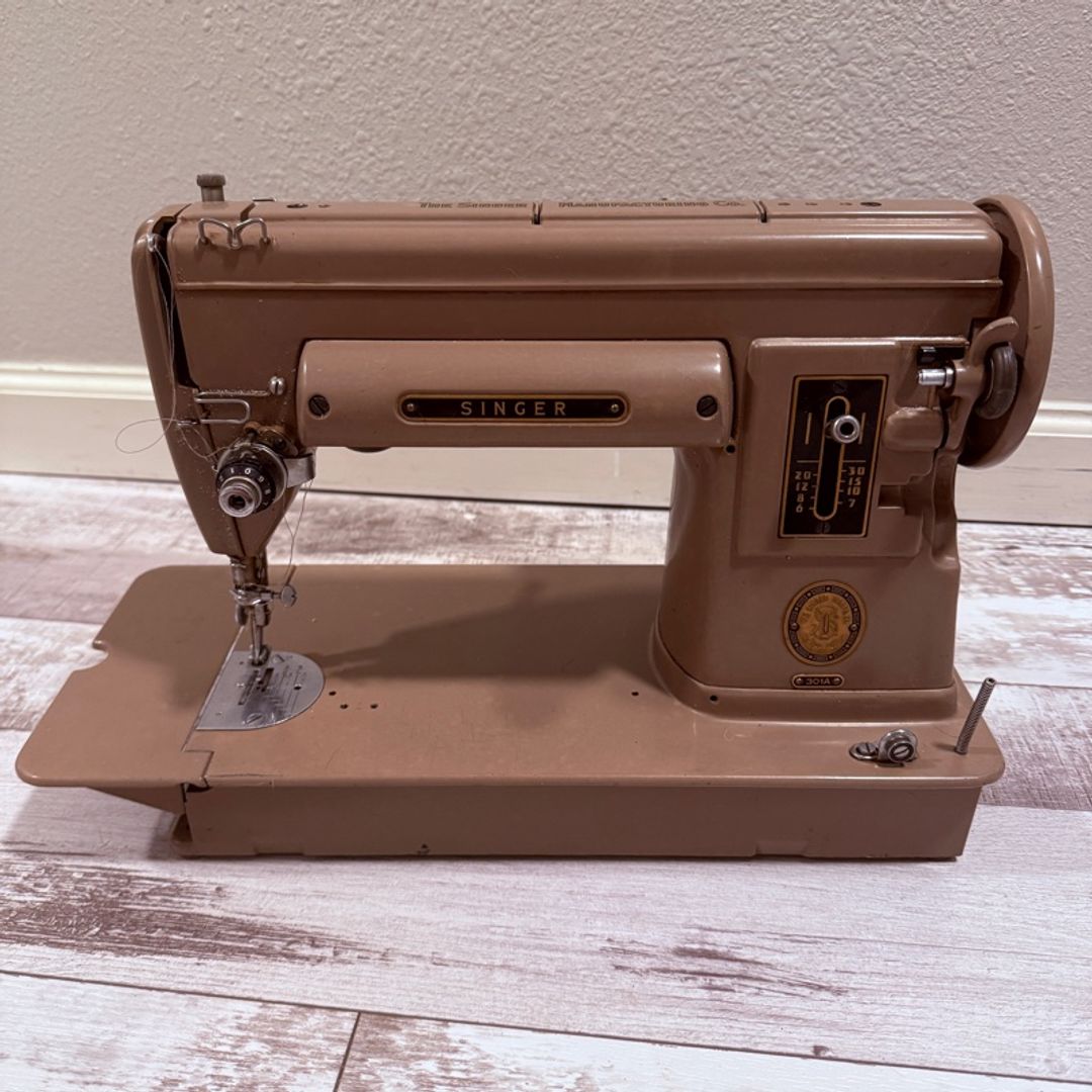Singer 301A Vintage Tan Long-Bed Sewing Machine