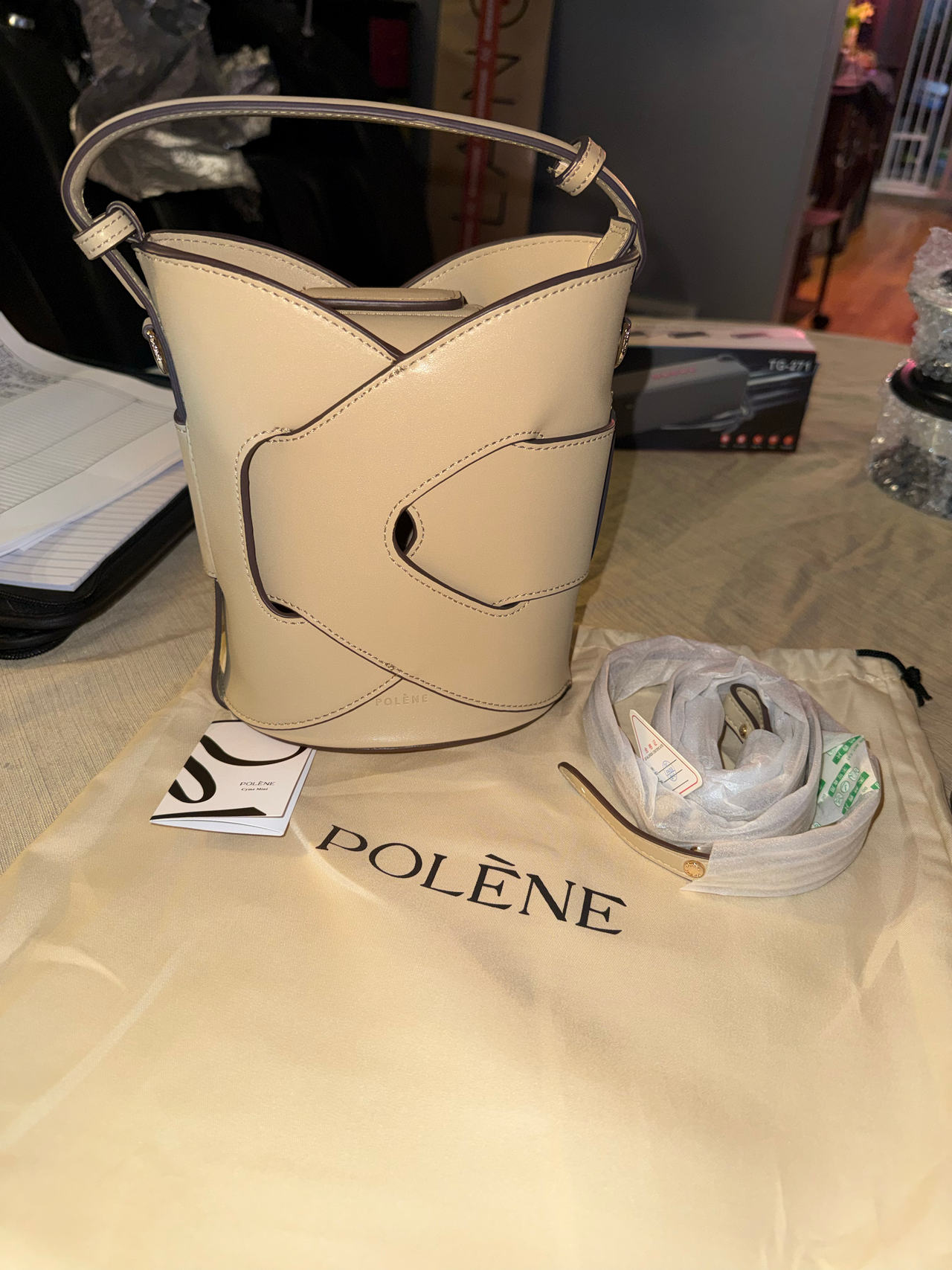 Nodde Seau Bucket Bag
EDITION TAUPE