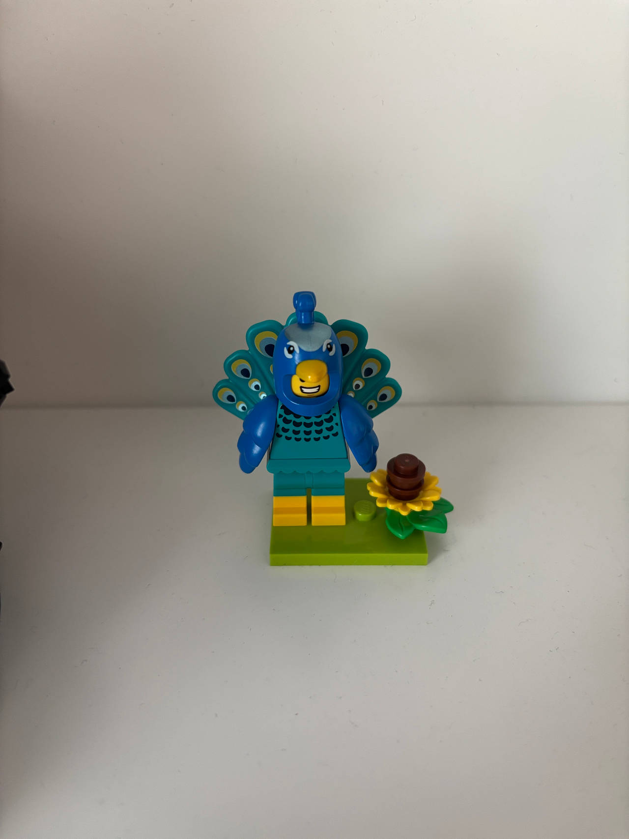 LEGO Minifigures Series 28 Peacock Suit Costume Fan