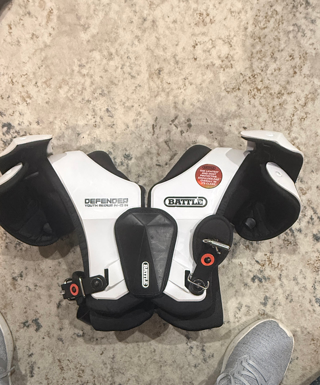 Battle Defender Youth Shoulder Pads size medium 14-15”