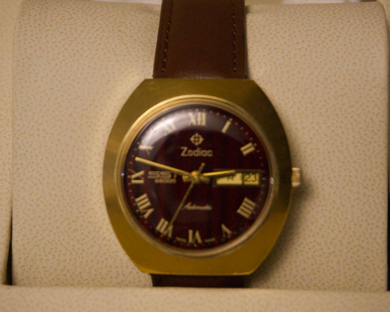 Zodiac SST 36000 Automatic – Maroon Dial, Day/Date, Swiss Vintage