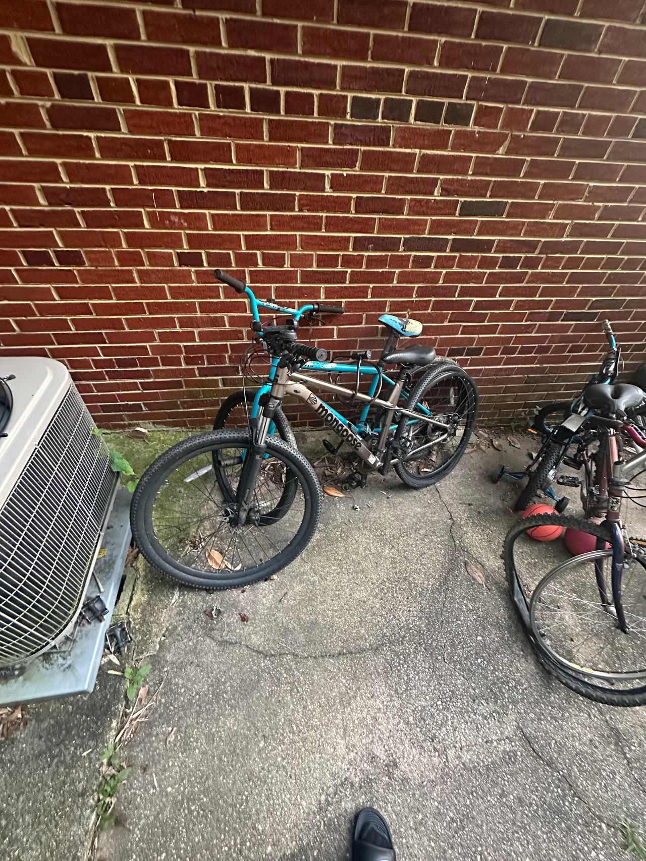 Mongoose Mountain Bike “READ DESCRIPTION”
