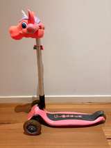 Globber Primo 3-Wheel Scooter with Unicorn Accessory - Image 2