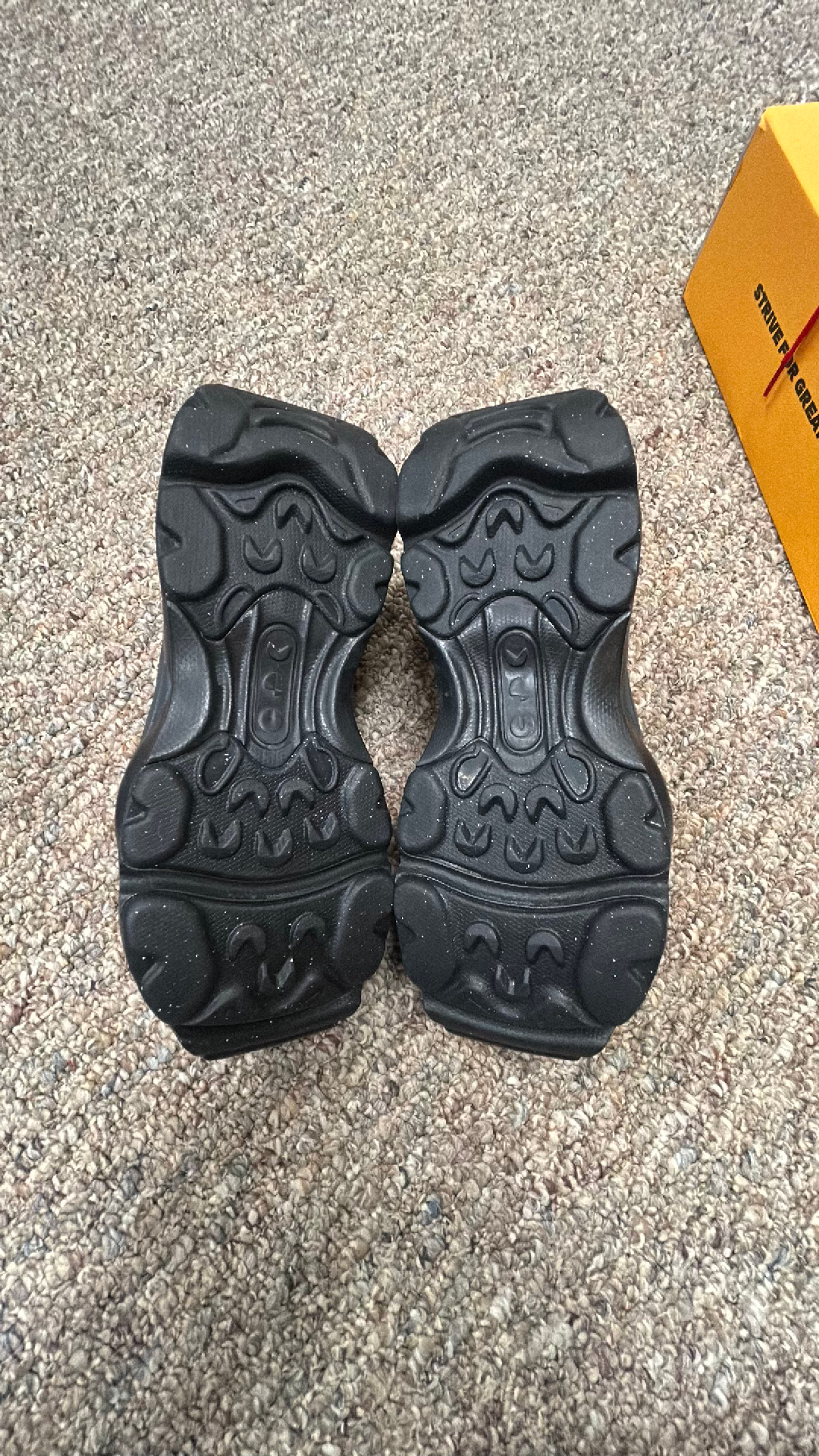 SIZE 11 Nike Air Max Flyknit Venture Hyper Pink Women's Shoes - Image 3