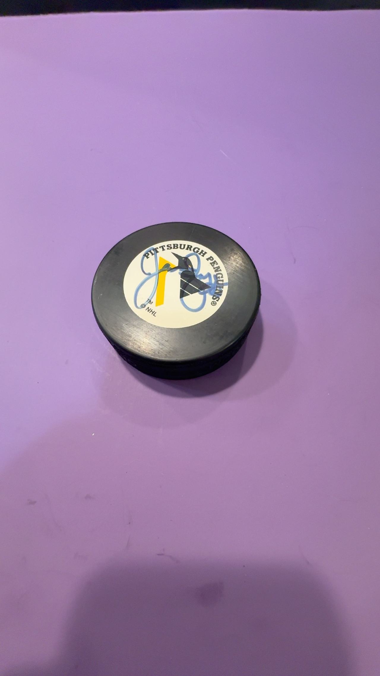 Jaromir Jagr Signed Pittsburgh Penguins Logo Puck – Trench Mfg – Vintage NHL Lic