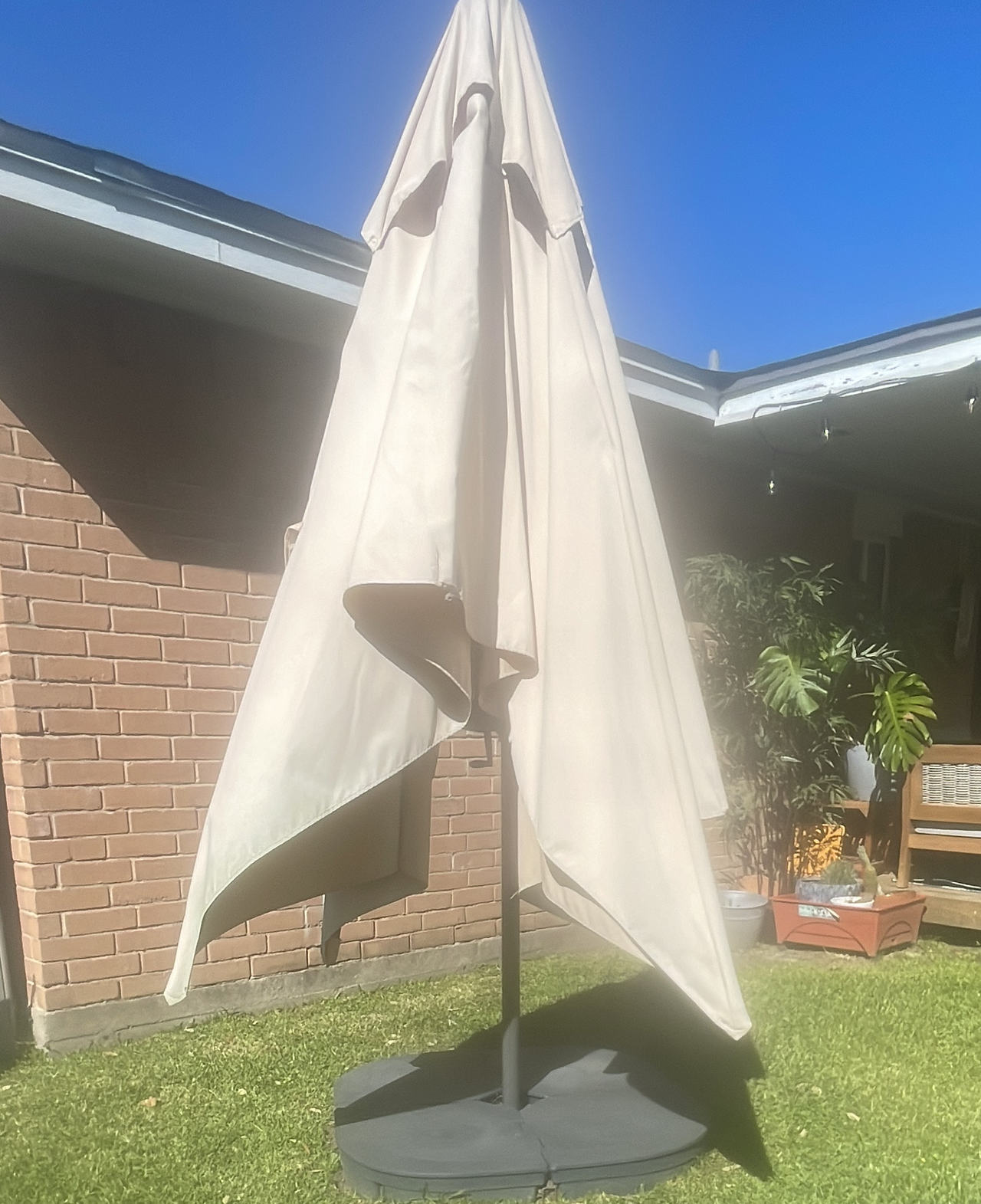 Offset Cantilever Patio Umbrella with Base