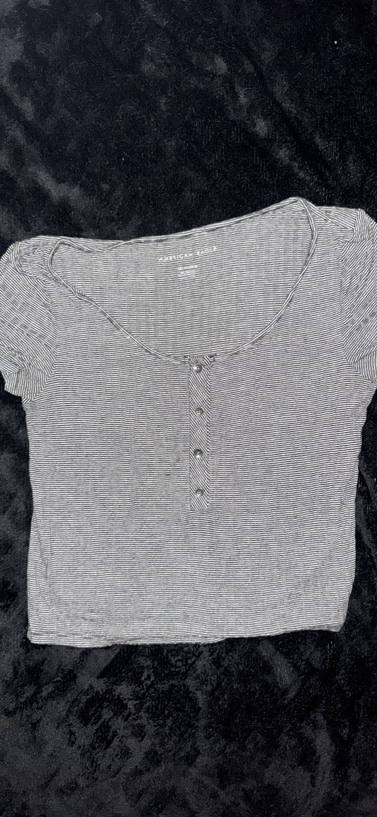American Eagle Soft & Sexy Henley Tee

Cropped American Eagle Sz XS black/white 