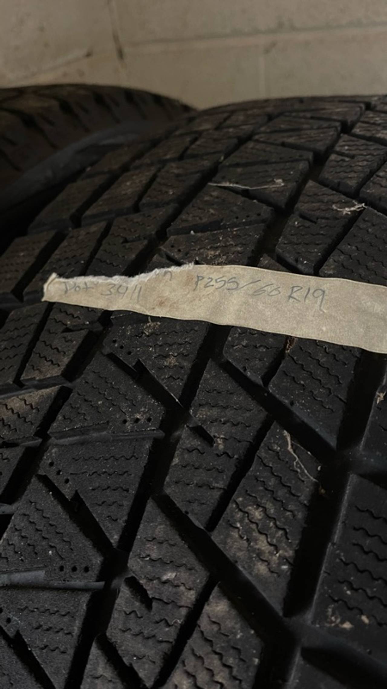 Bridgestone Blizzak DM-V2 Snow Tire