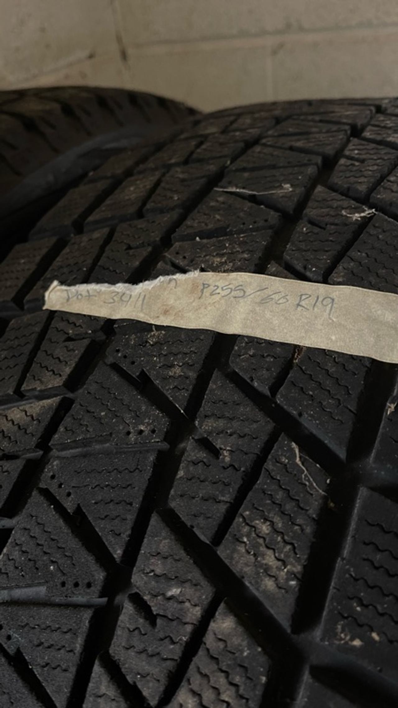 Bridgestone Blizzak DM-V2 Snow Tire