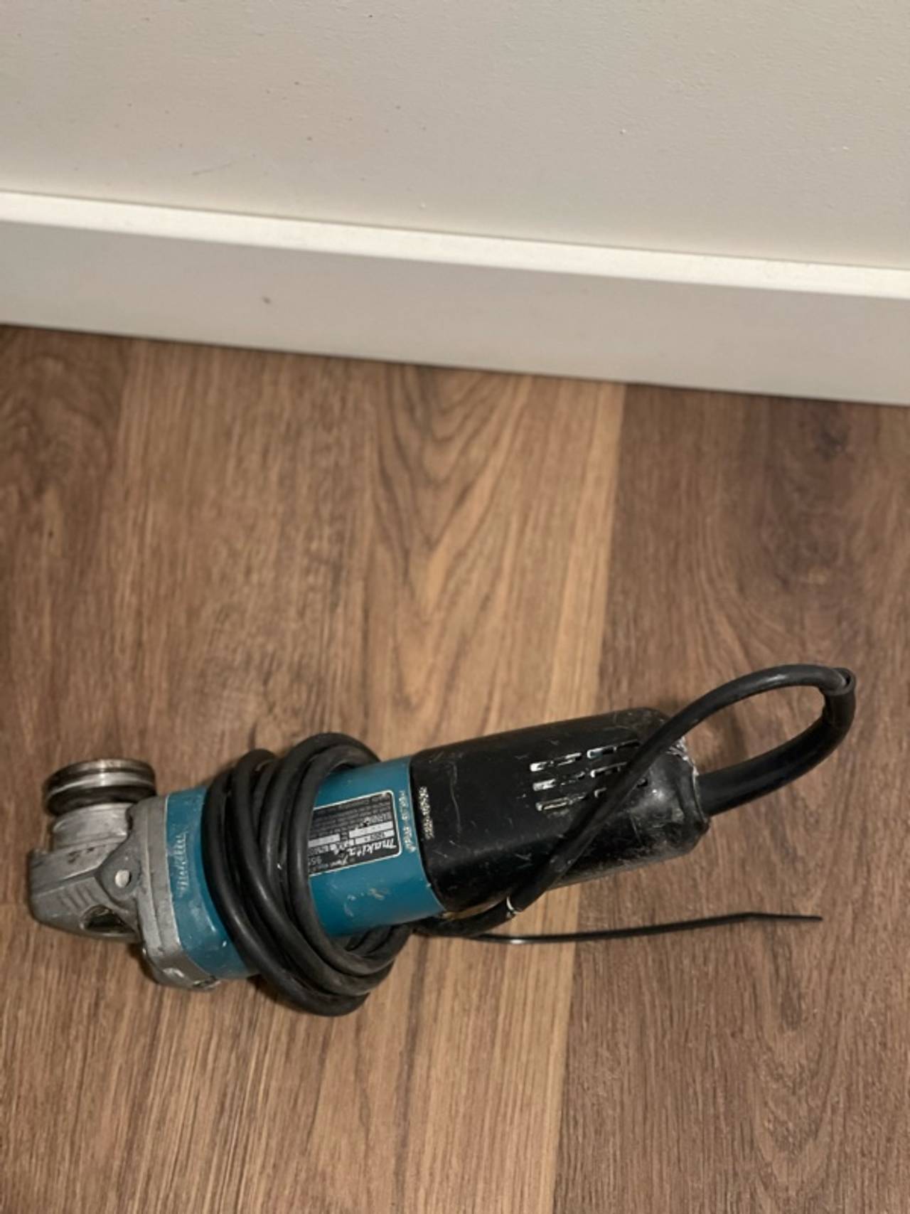 Makita 9557PB 4-1/2" Paddle Switch Angle Grinder