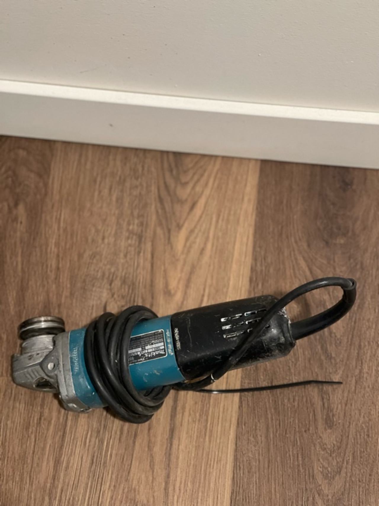 Makita 9557PB 4-1/2" Paddle Switch Angle Grinder