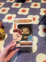 Funko Pop! Disney: The Hunchback of Notre Dame - Quasimodo Holding Gargoyle #574 (2019 Summer Convention Exclusive) - Image 1