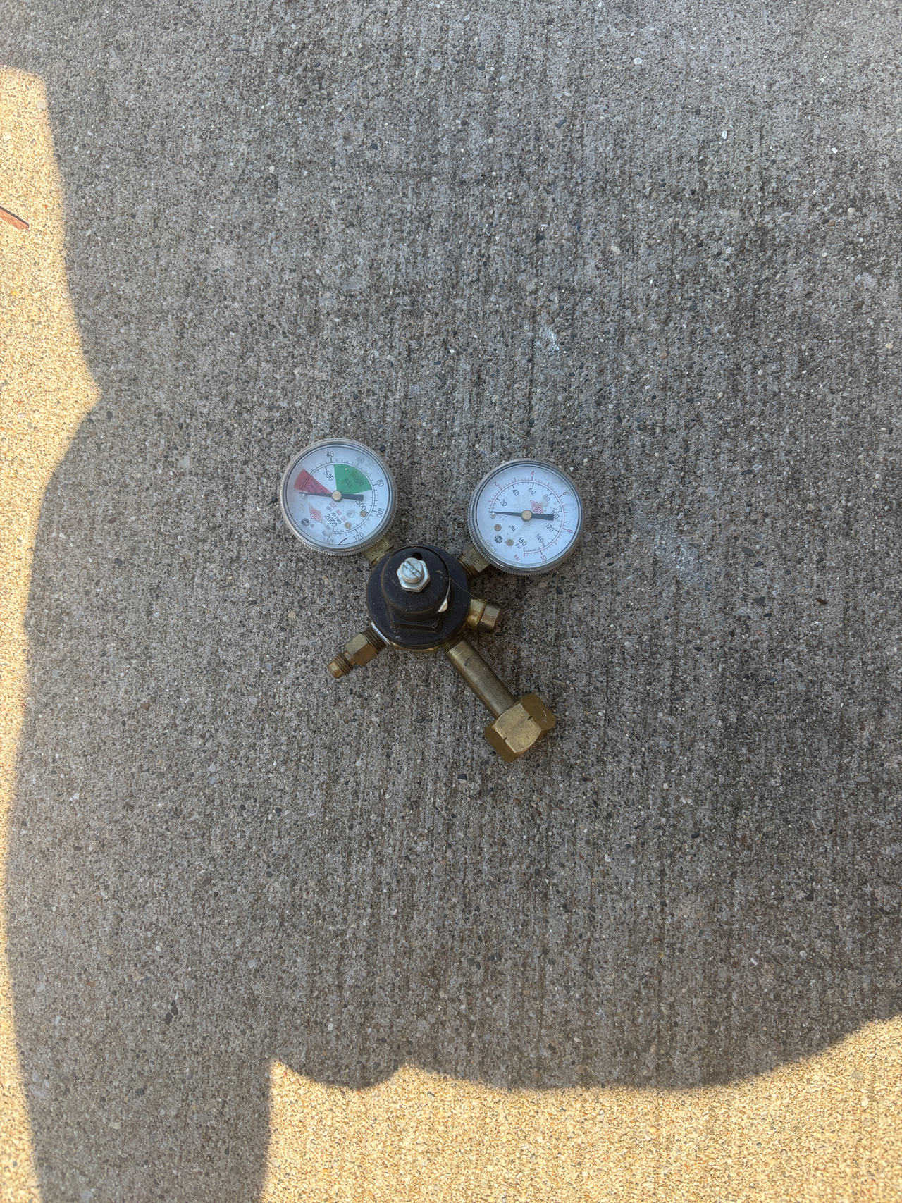 Gas Pressure Regulator with Dual Gauges