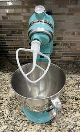 KitchenAid Stand Mixer Artisan Series 5 Quart Tilt-Head Stand - Image 1