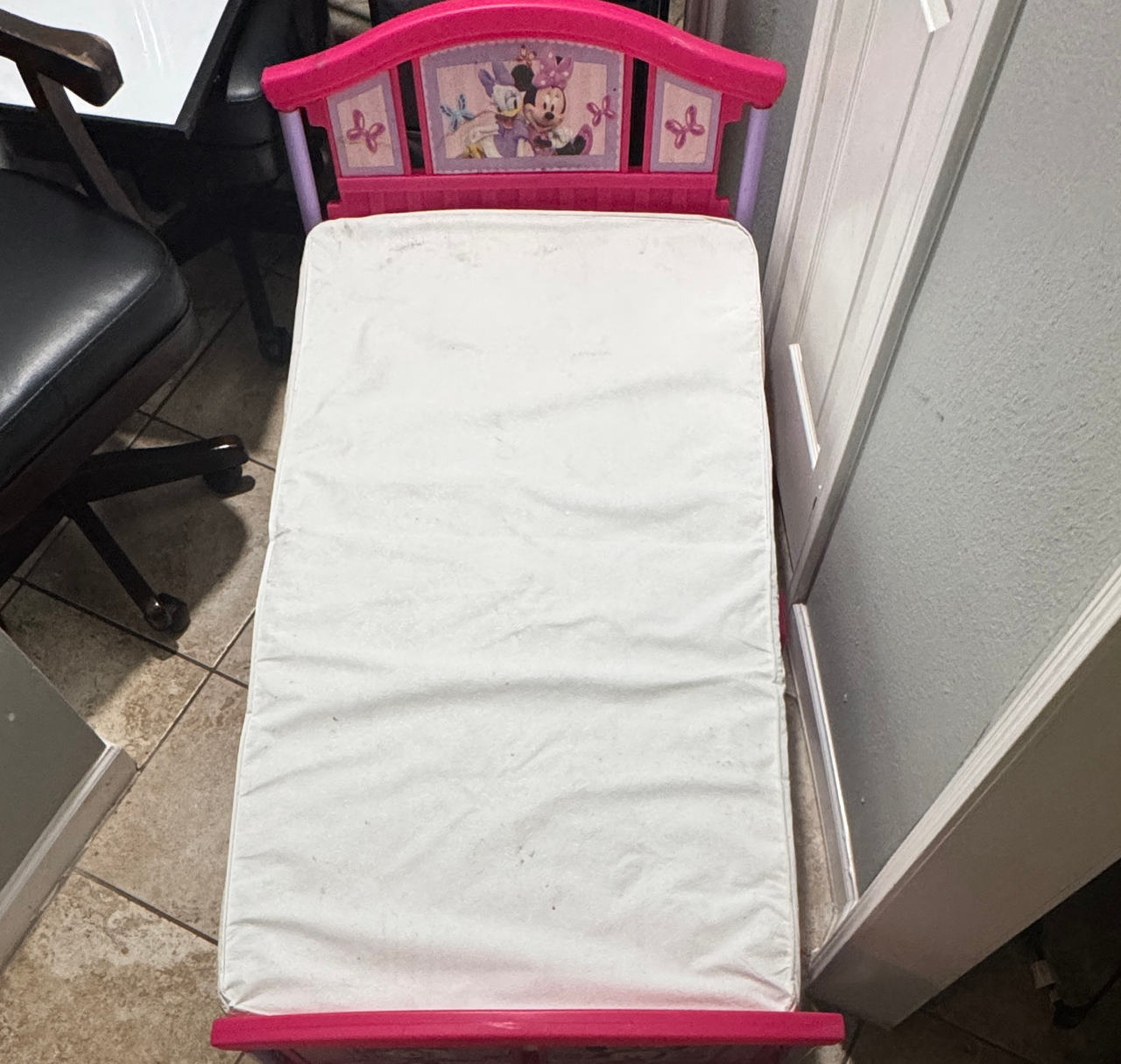 Delta Children Disney Minnie Mouse Plastic Toddler Bed