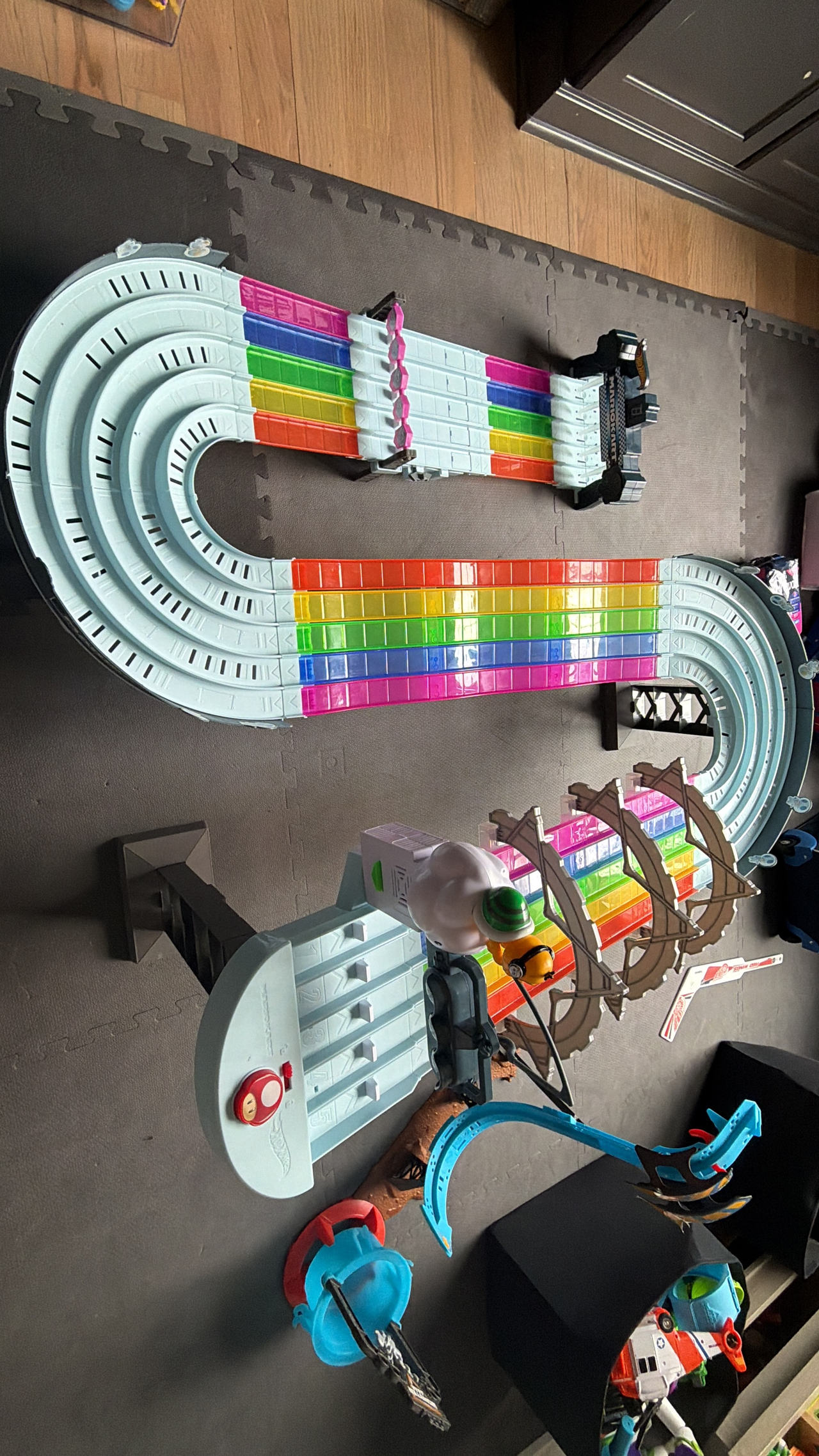 Hot Wheels Mario Kart Rainbow Road Raceway Track Set