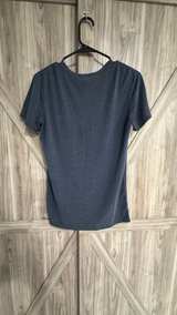 GapFit Women's V-Neck Short Sleeve T-Shirt size small blue - Image 2