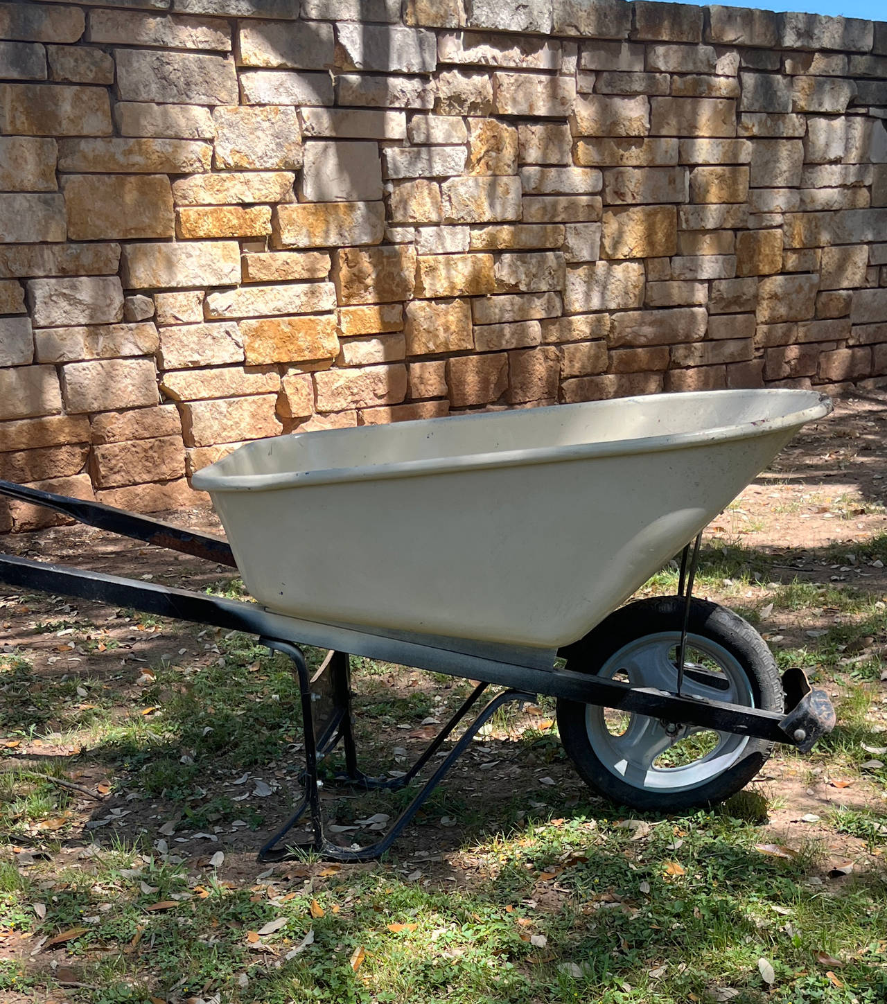 True Temper Metal Tray Wheelbarrow
