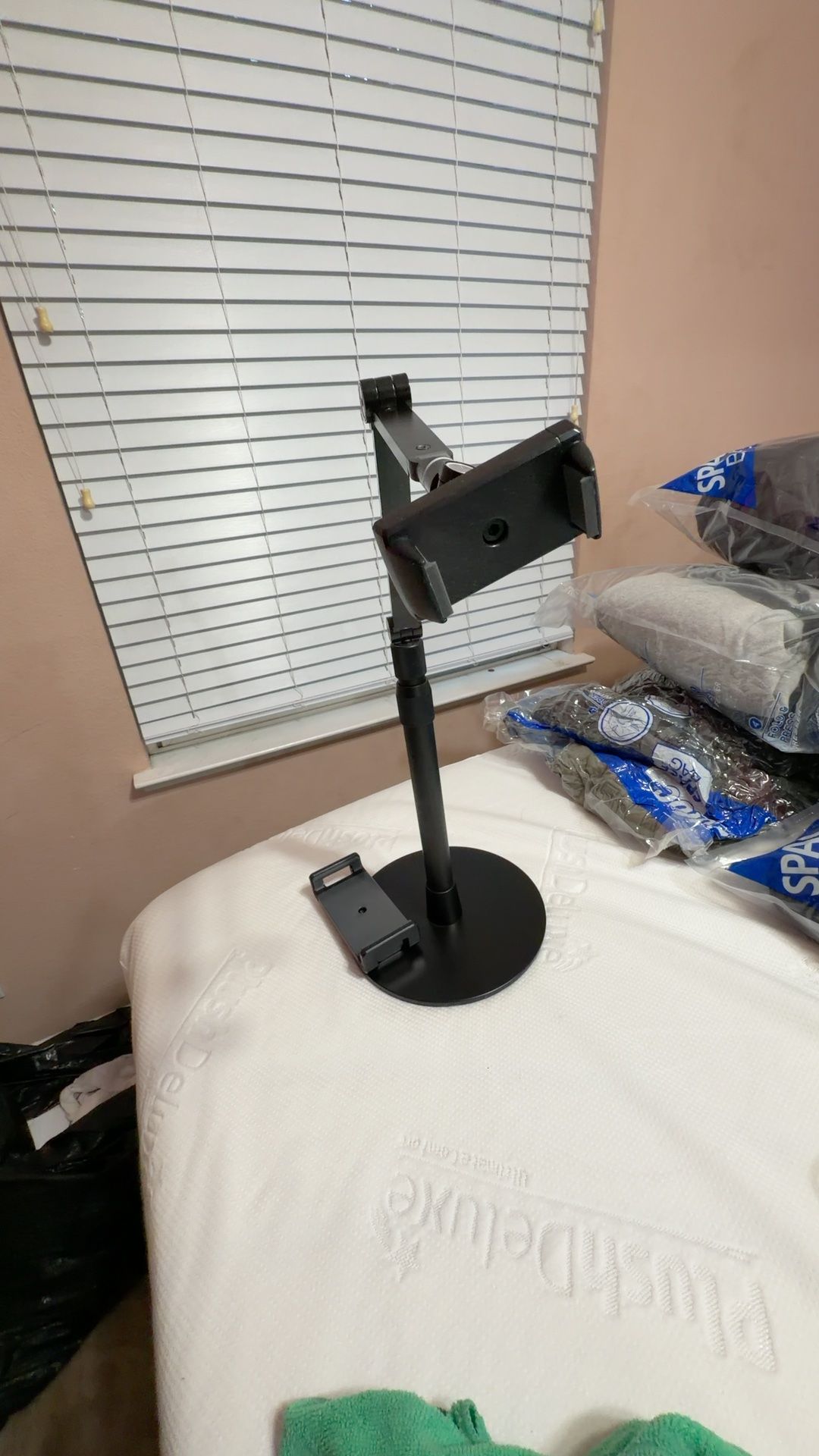 Viozon Universal Tablet Floor Kiosk (Black)