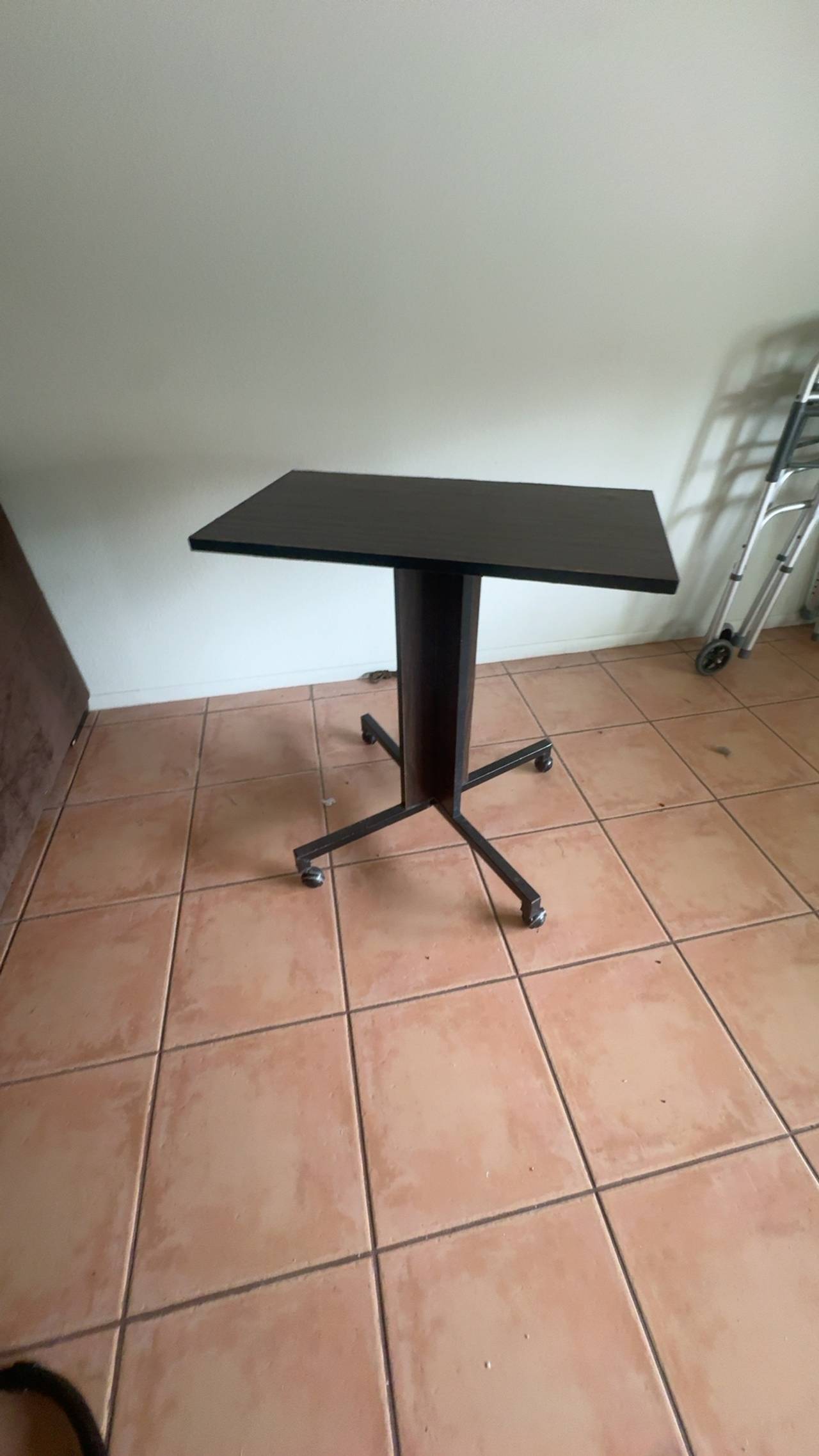**MUST GO**
Vintage TV Stand/Table with Wheels