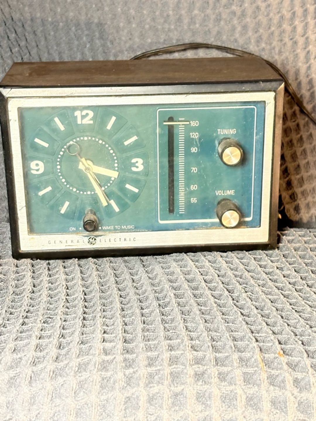 General Electric Vintage Alarm Clock Radio Beige Model 7-4725A works