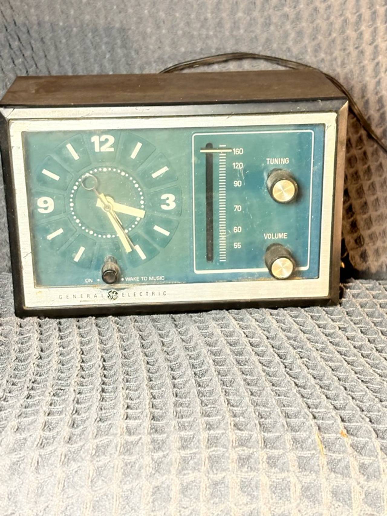 General Electric Vintage Alarm Clock Radio Beige Model 7-4725A works