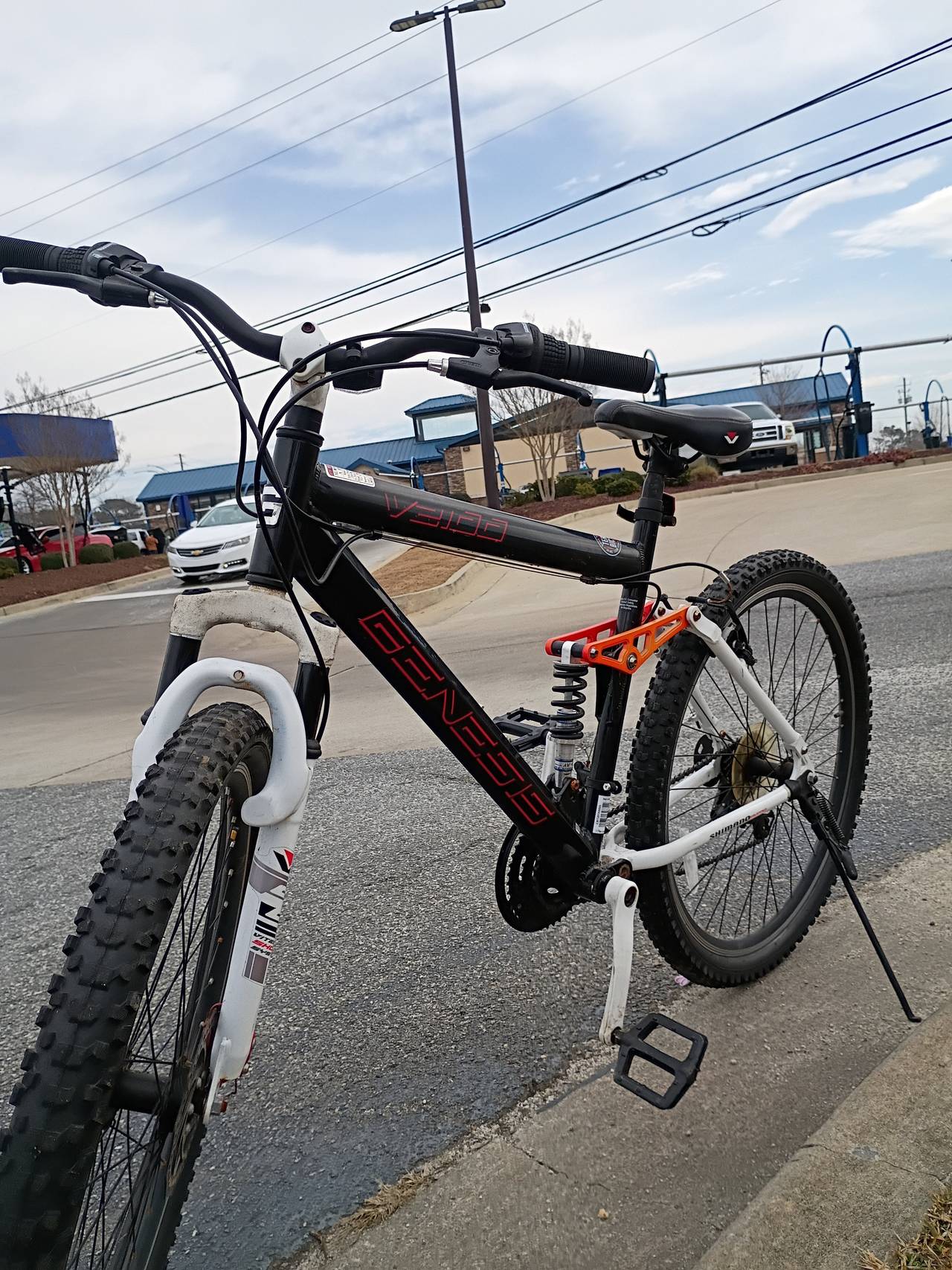 Genesis V2100 Mountain Bike