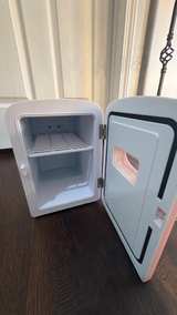 Frigidaire Retro 6-Can Mini Fridge - Image 4
