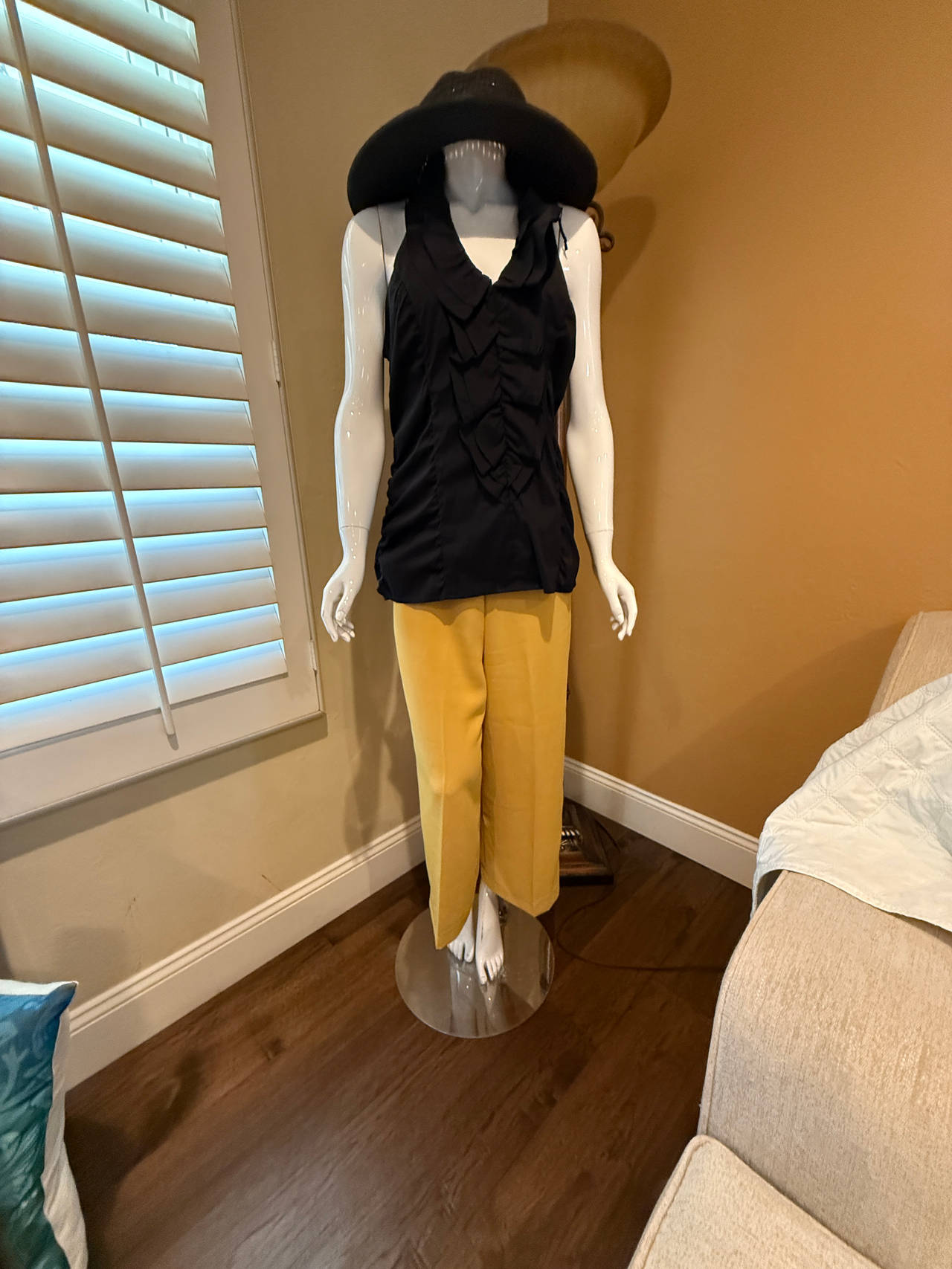 Women's Sleeveless Blouse, Wide-Leg Pants, and Floppy Hat Outfit
