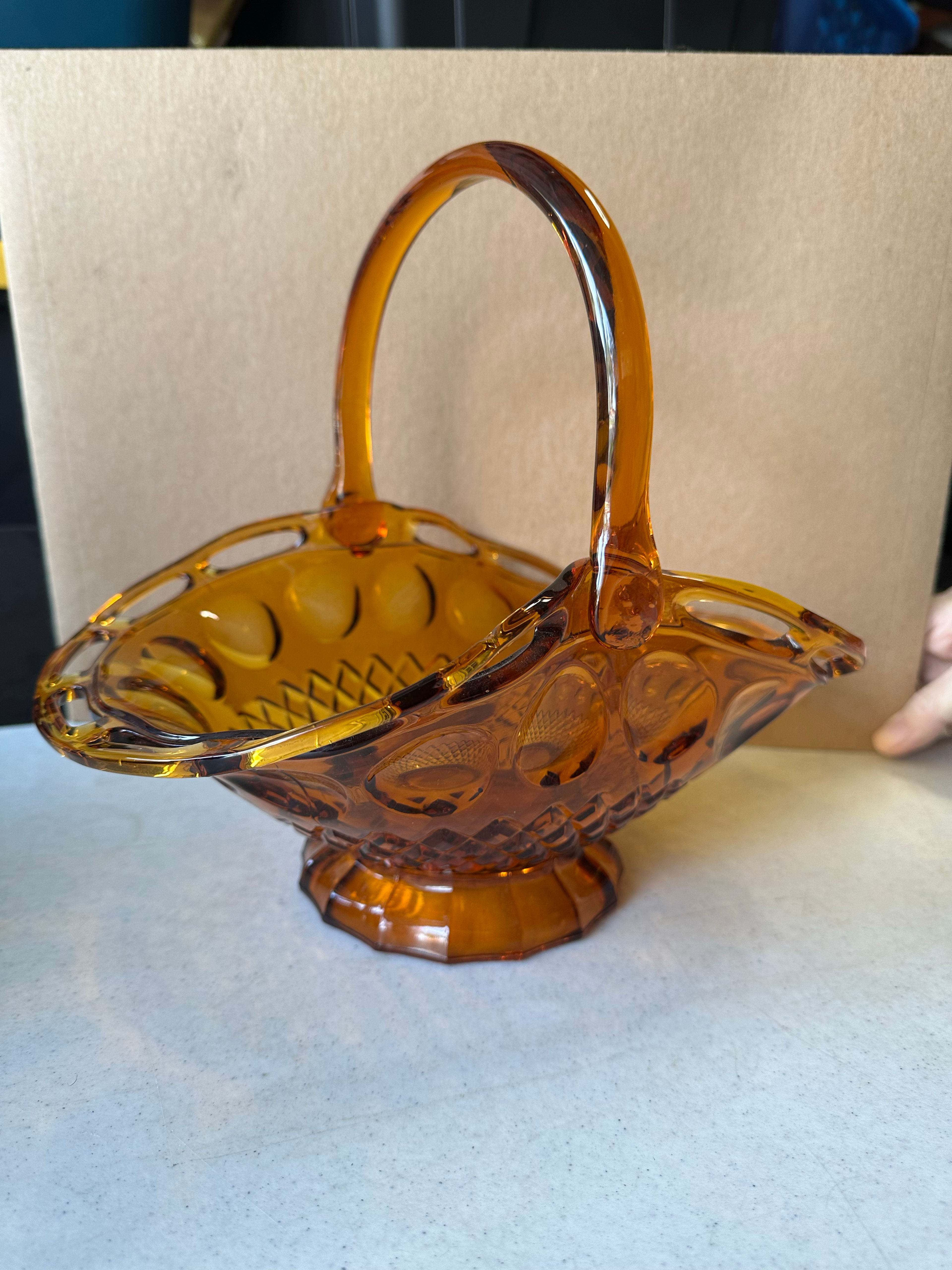 L.E. Smith Moon and Star Amber Glass Basket - Image 4