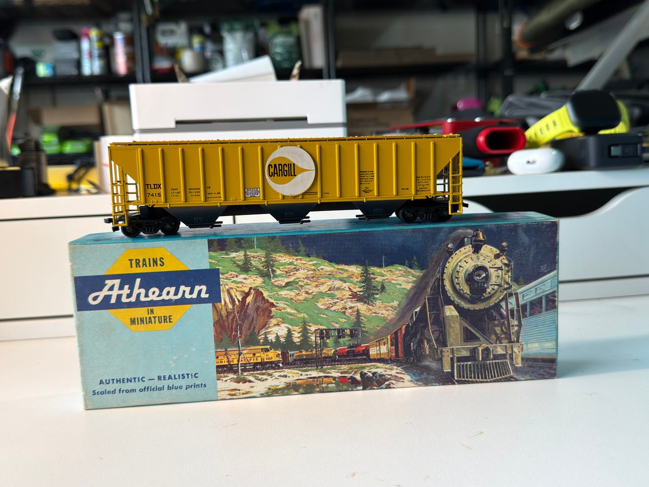 Athearn HO Scale Cargill Covered Hopper TLDX 7415