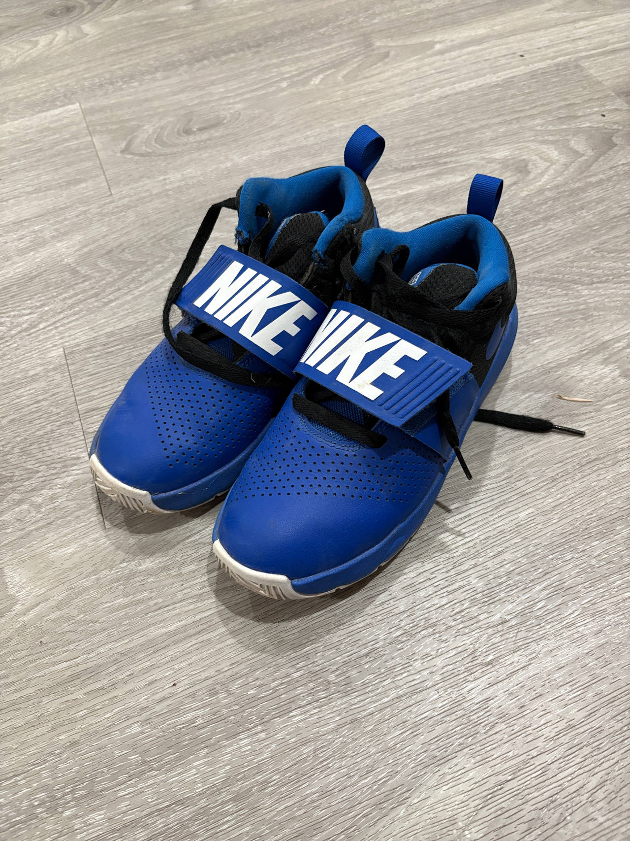 Nike Team Hustle blue boys 4.5