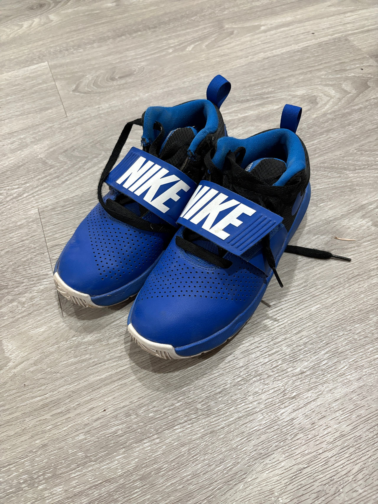 Nike Team Hustle blue boys 4.5