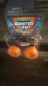 Monster Jam Monster Mutt Rottweiler 1:64 Scale Die-Cast Truck - Image 2