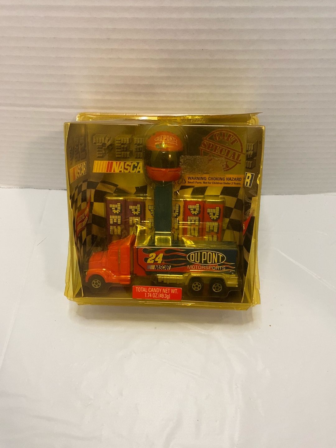 PEZ Jeff Gordon NASCAR #24 DuPont Motorsports Gift Set