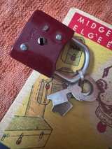 Master Vintage Padlock with Keys - Image 2