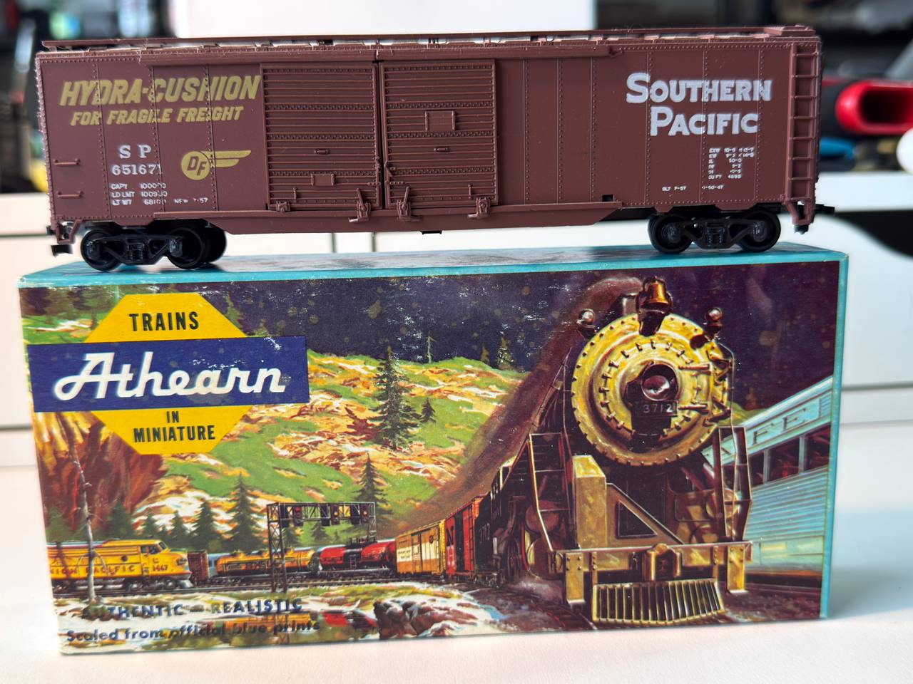 Athearn HO Scale Southern Pacific Hydra-Cushion Boxcar SP 651671