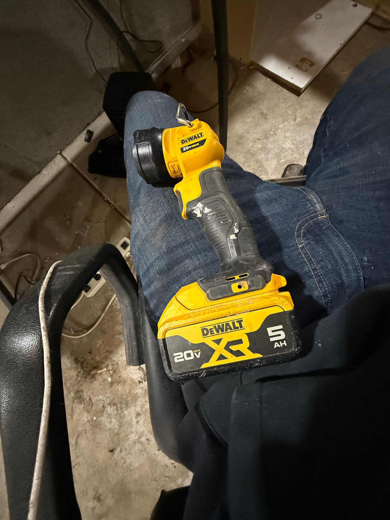 DeWalt DCL040 20V MAX LED Work Light with 5Ah Battery and Charger