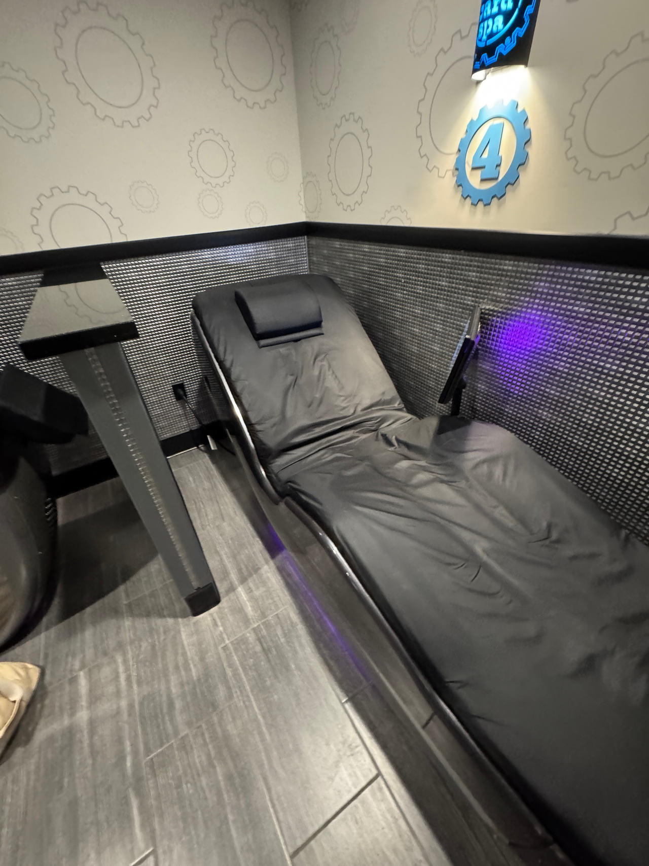 HydroMassage Lounge