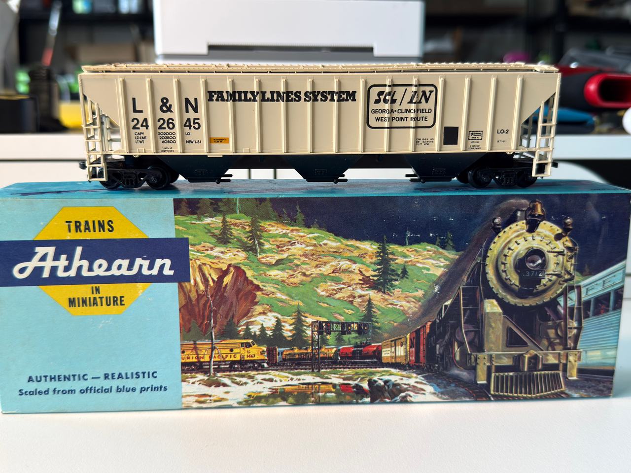 Athearn HO Scale Family Lines L&N 3-Bay Covered Hopper