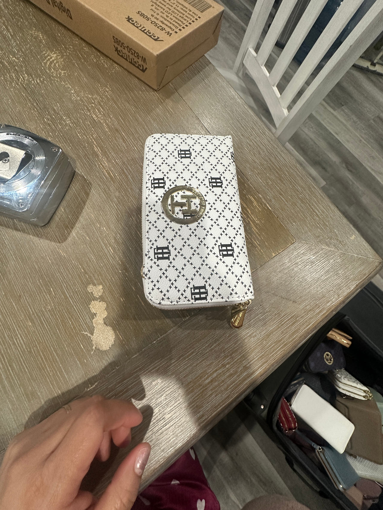 Tommy Hilfiger Zip Around Wallet