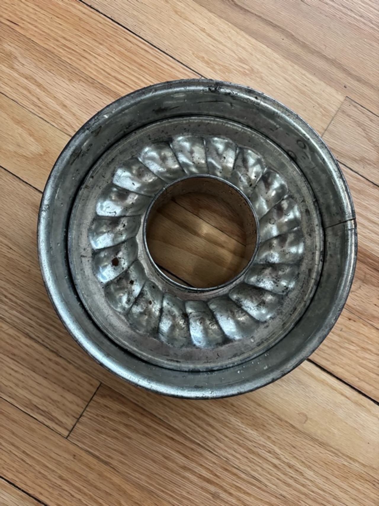 Vintage Bundt Cake Pan 9-inch