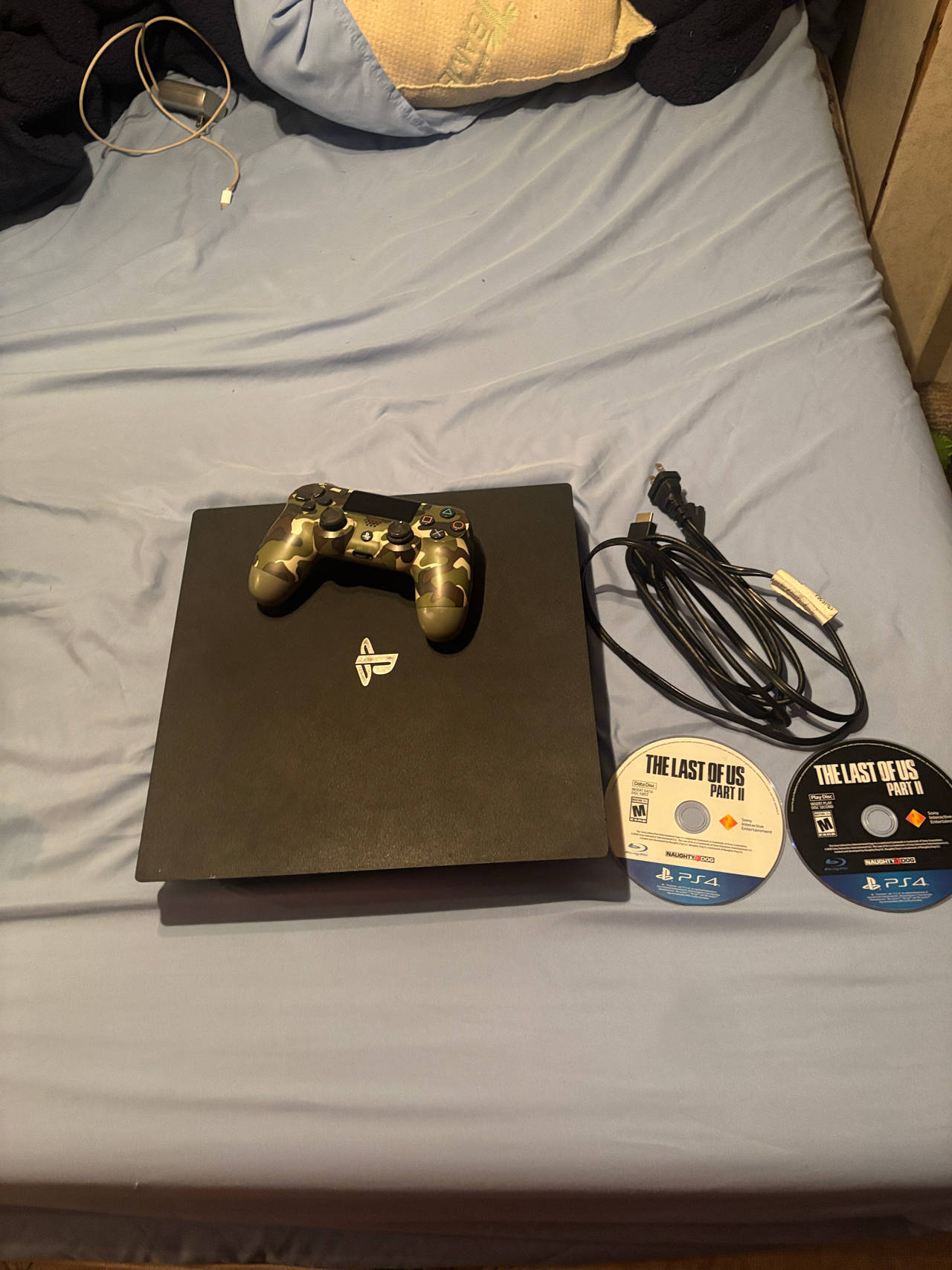 PlayStation 4 Pro 1tb + the last of us part ll