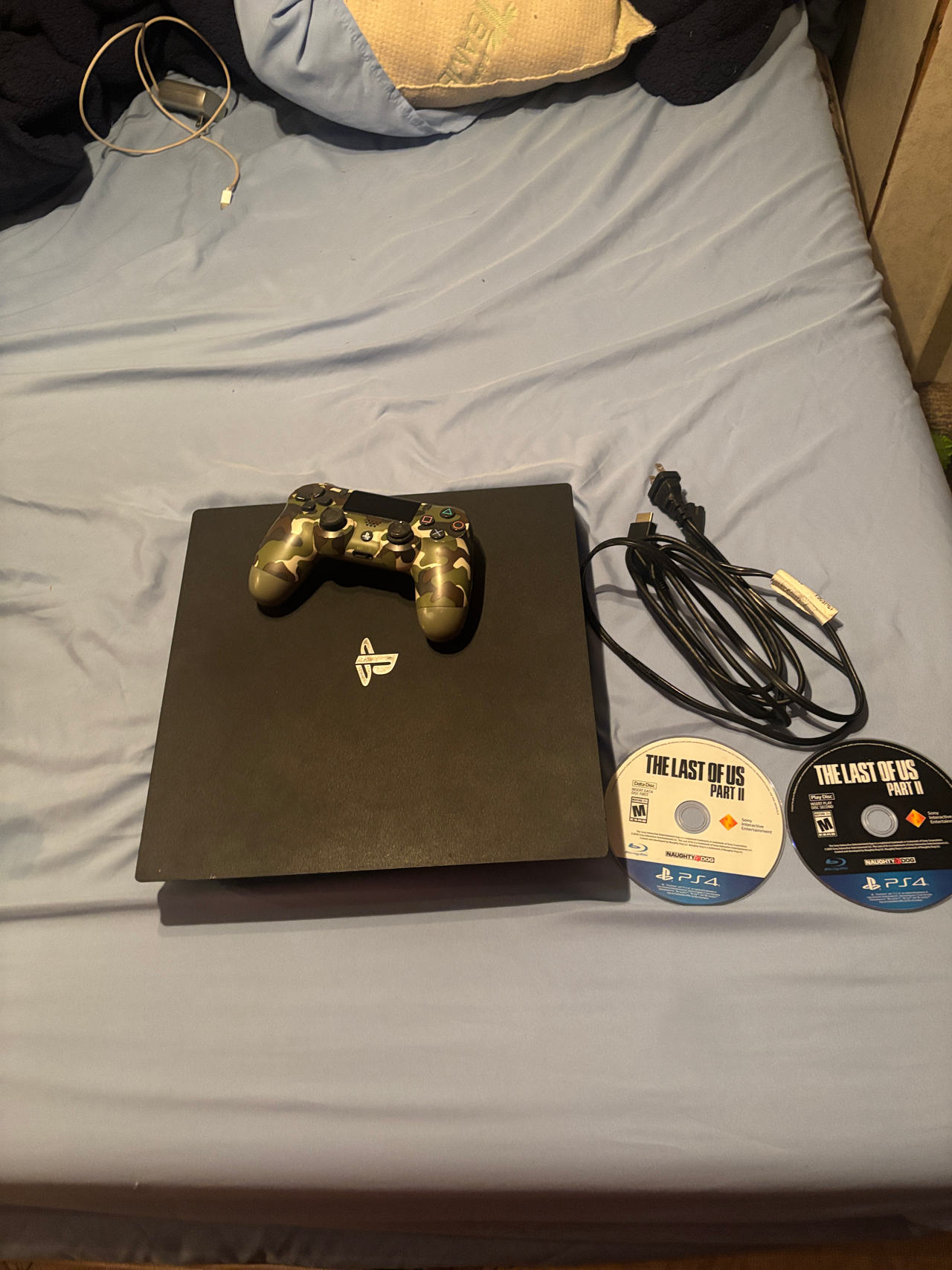 PlayStation 4 Pro 1tb + the last of us part ll