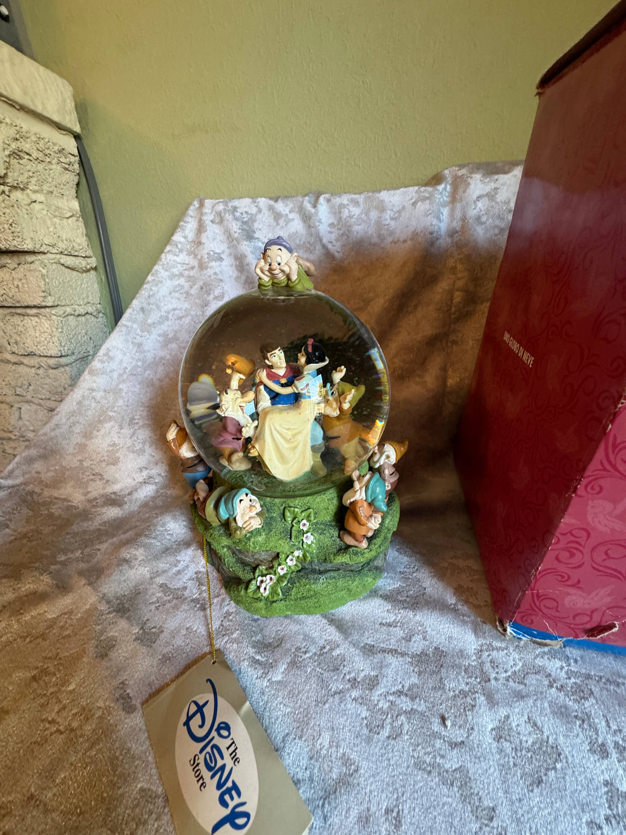 Disney Snow White and the Seven Dwarfs Musical Snow Globe