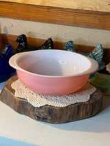 Vintage Pyrex Pink 1 1/2 Quart Round Casserole Dish - Image 1