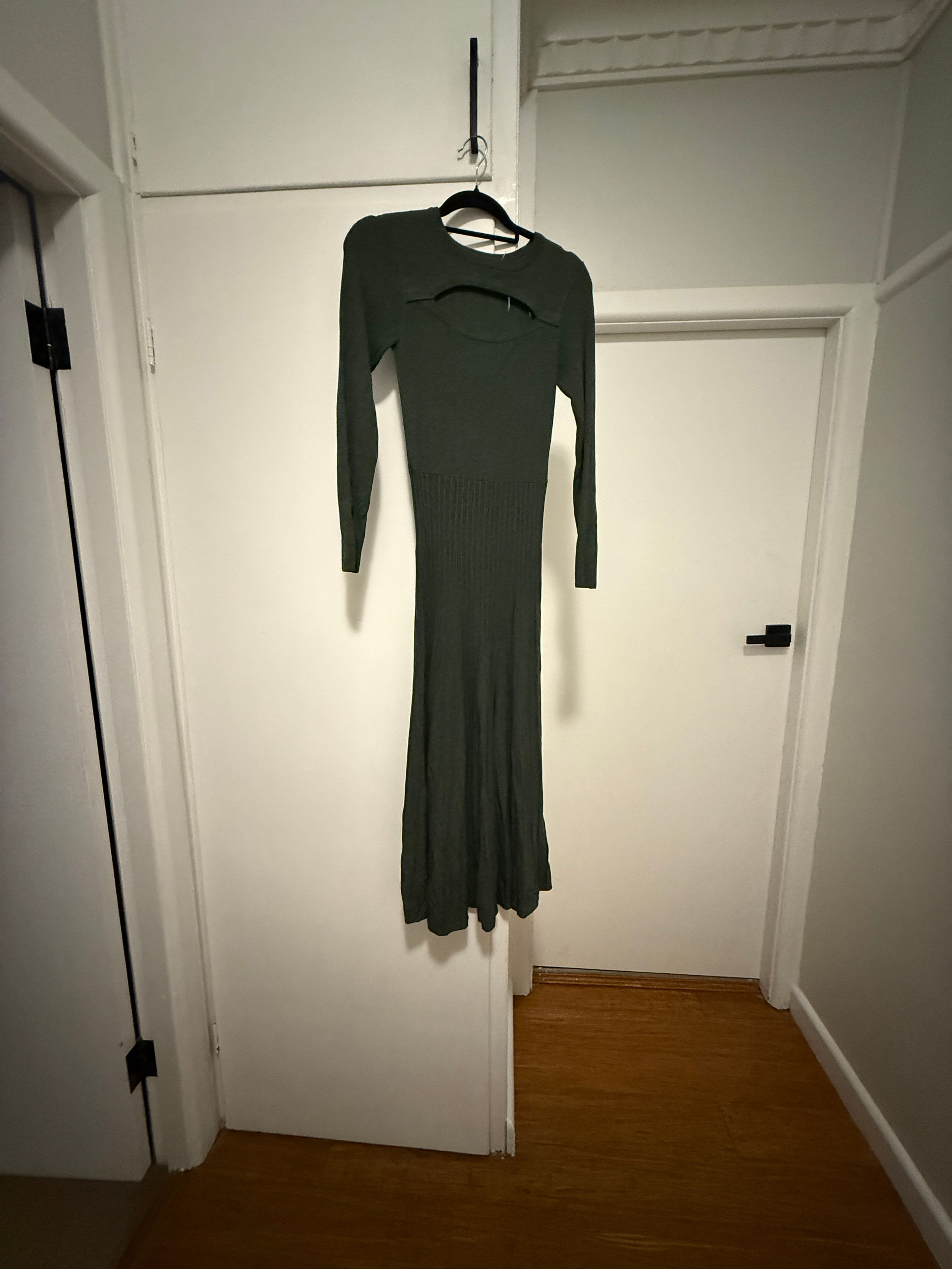 Portmans
Long Sleeve Knit Midi Dress
Size XS