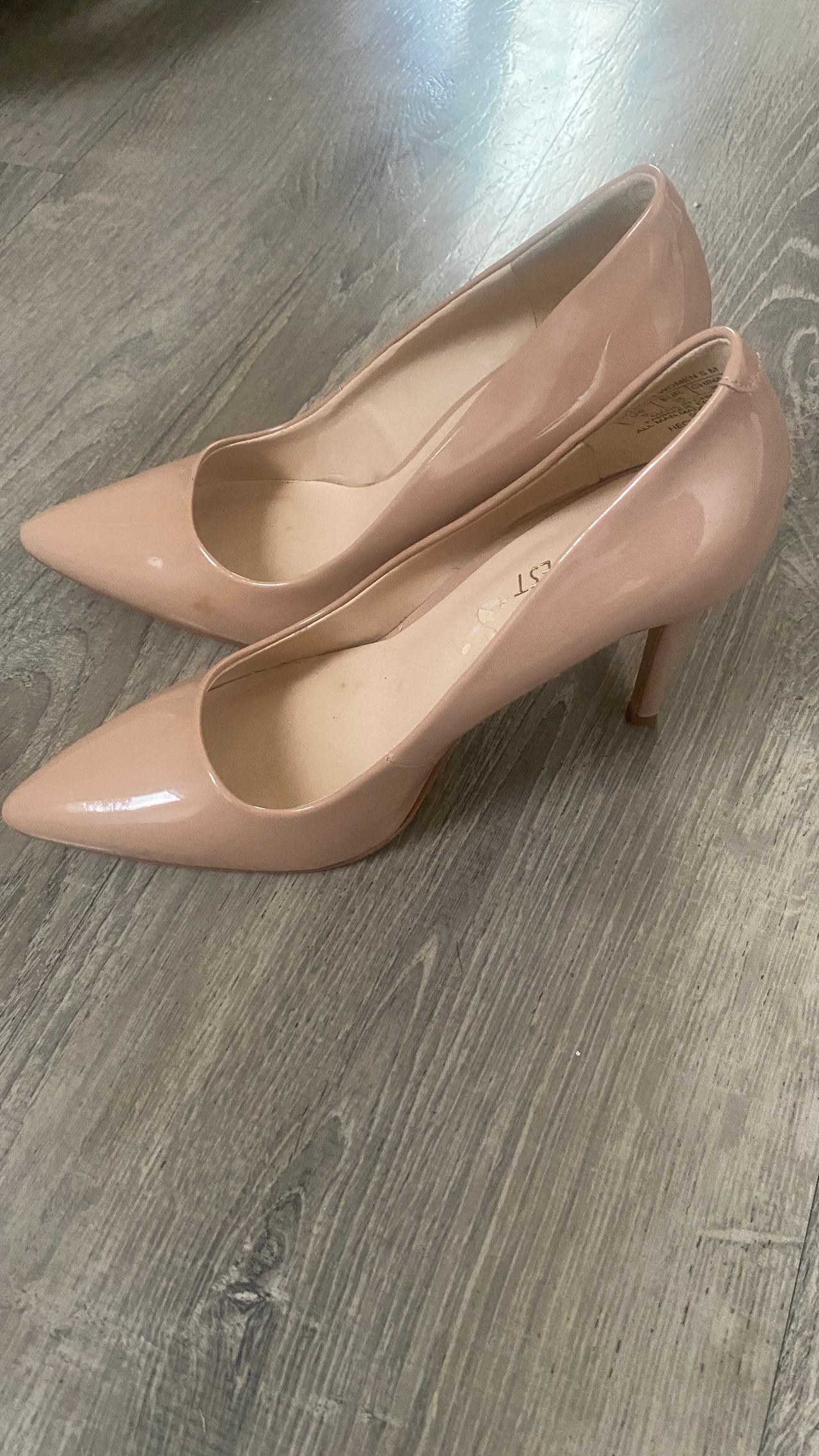 Size 6 Nine West Patent Leather Pointed Toe Pumps
Cash only 