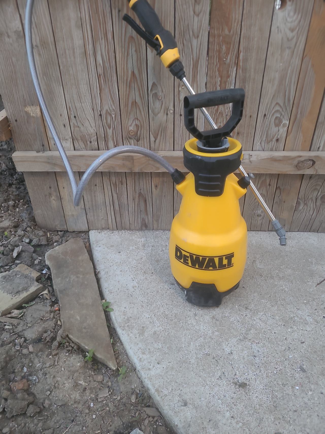 DeWalt 2-Gallon Manual Pump Sprayer