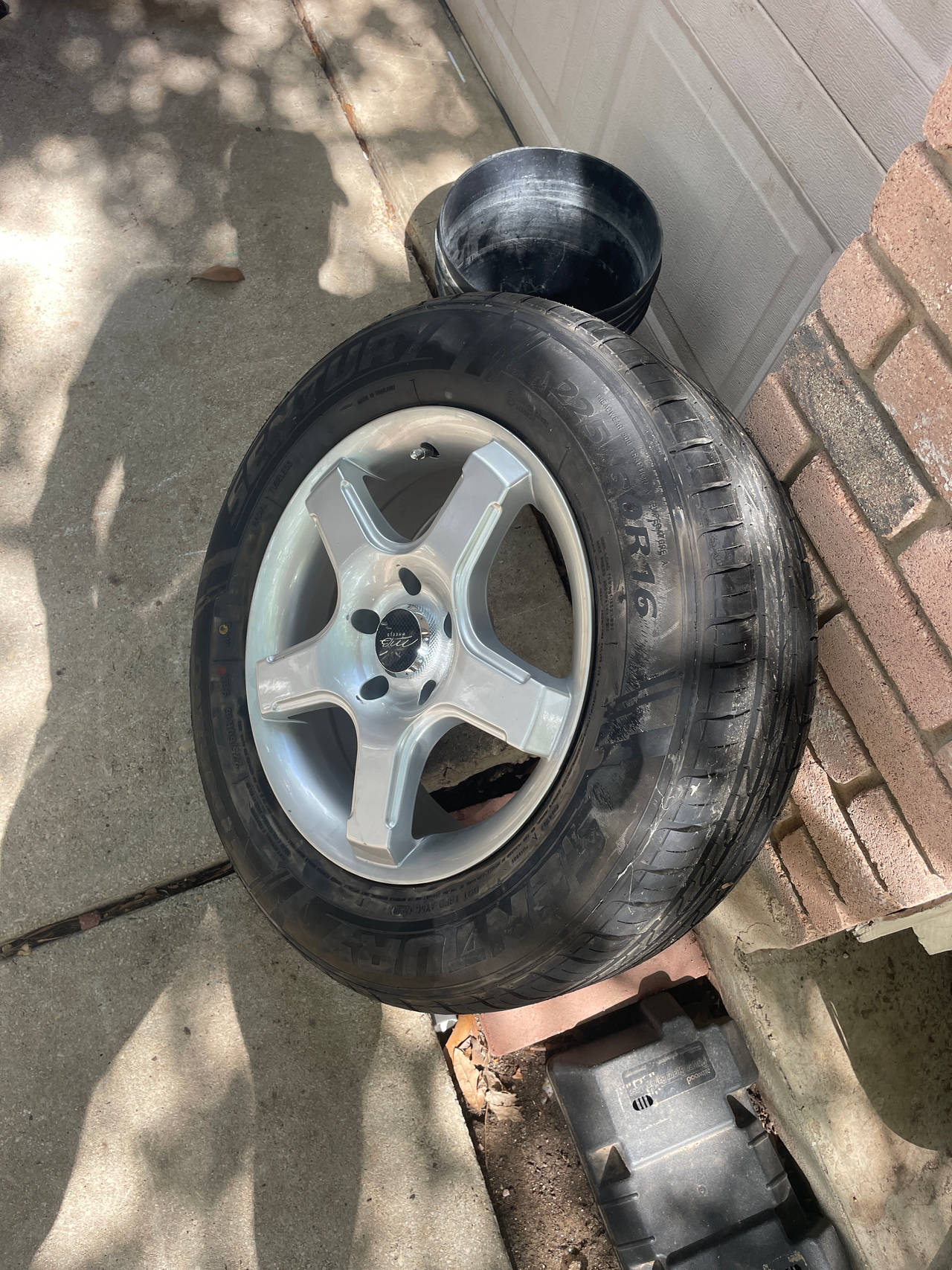 car wheel and tire 225/60/16 brand new 